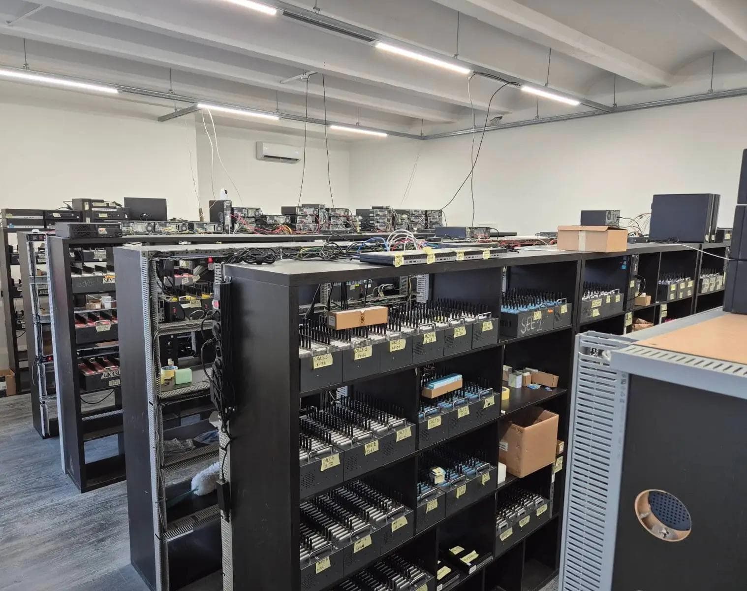 Image pour l'article Opération SIMCARTEL : Europol démantèle un réseau responsable de 49 millions de faux comptes